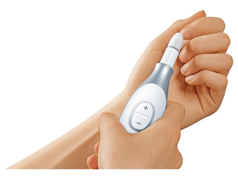 Hand gebruikt een witte en grijze elektrische nagelvijl met bedieningsknoppen.