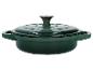 Donkergroene gietijzeren pan met deksel.