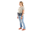 Vrouw met jeans en heuptas.