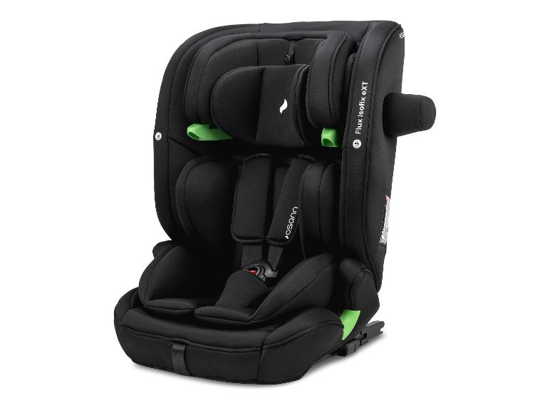 Zwart kinderautostoeltje met groene details en veiligheidsharnas