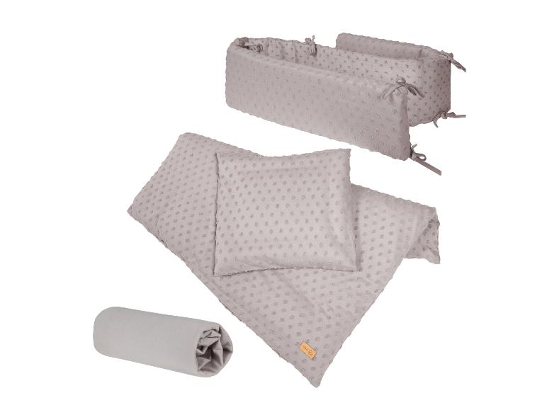 Grijze gestippelde babybeddengoedset, inclusief bedomrander, dekbed, kussen en hoeslaken.