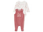 Een roze velours romper met een witte romper met dierprint.
