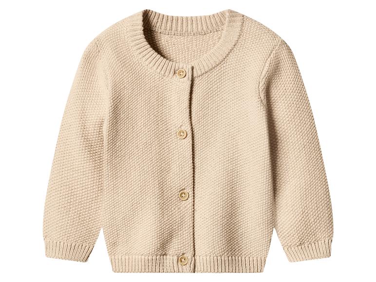 Beige gebreid babyvestje met knoopjes.