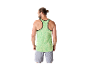 Man draagt een groen tanktop en grijze shorts.