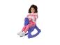 Meisje in gestreepte trui en roze legging zit op een paars hobbelpaard.