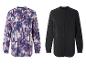 Twee blouses: een met een paarse bloemenprint en een zwarte met knopen.