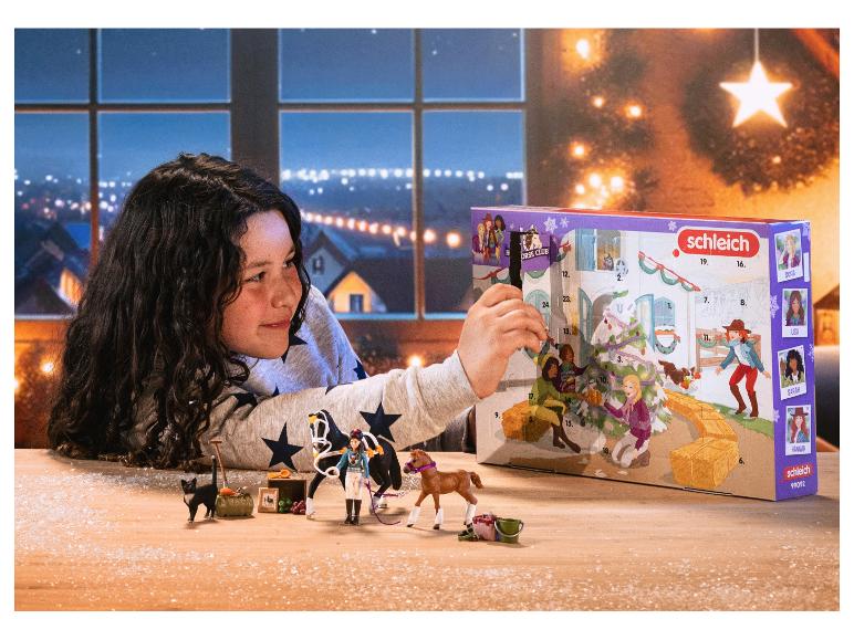 Meisje opent Schleich Horse Club adventskalender met paardenspeelgoed en accessoires.