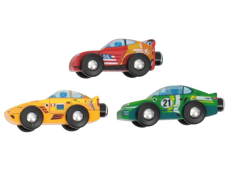 Drie kleurrijke houten raceauto's.