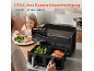 Lachende vrouw en kind met een dubbele airfryer, gekookt eten en tekst over PFAS-vrije keramische coating.