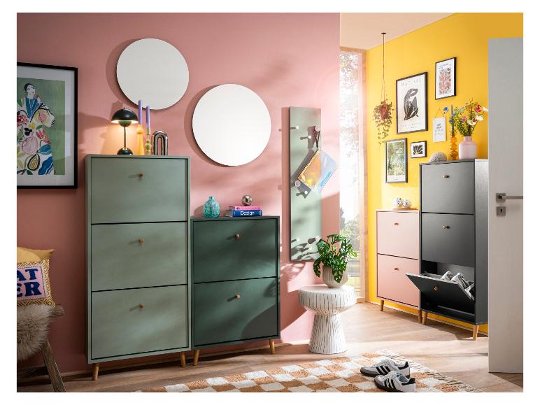 Kleurrijke hal met schoenenkasten in diverse kleuren, spiegels en kunstwerken.