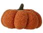 Een pluizig oranje kussen in de vorm van een pompoen.