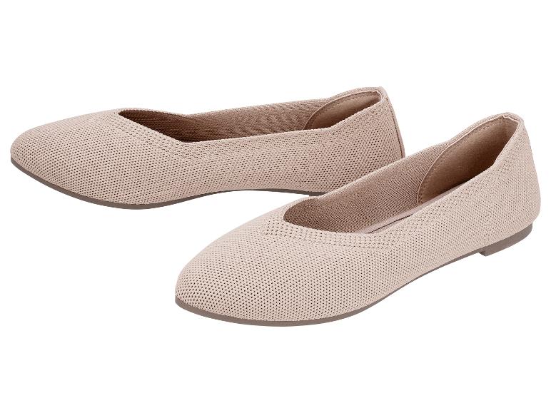 Paar lichtbeige gebreide ballerina's