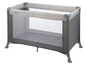 Een grijs Babycomfort reisbed met een gaaswand.