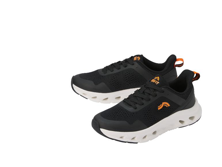 Een paar zwarte sportschoenen met oranje details en een witte zool