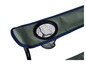 Een groene campingstoel met een mesh-bekerhouder.