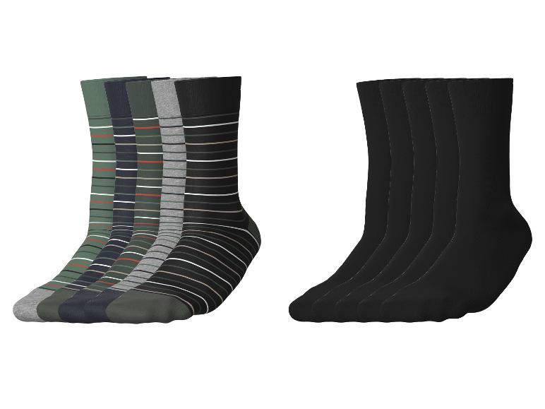 Zes paar gestreepte groene, grijze en zwarte sokken, en zes paar zwarte sokken.