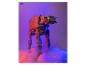 AT-AT walker speelgoed in een levendige paarse en rode rokerige setting.