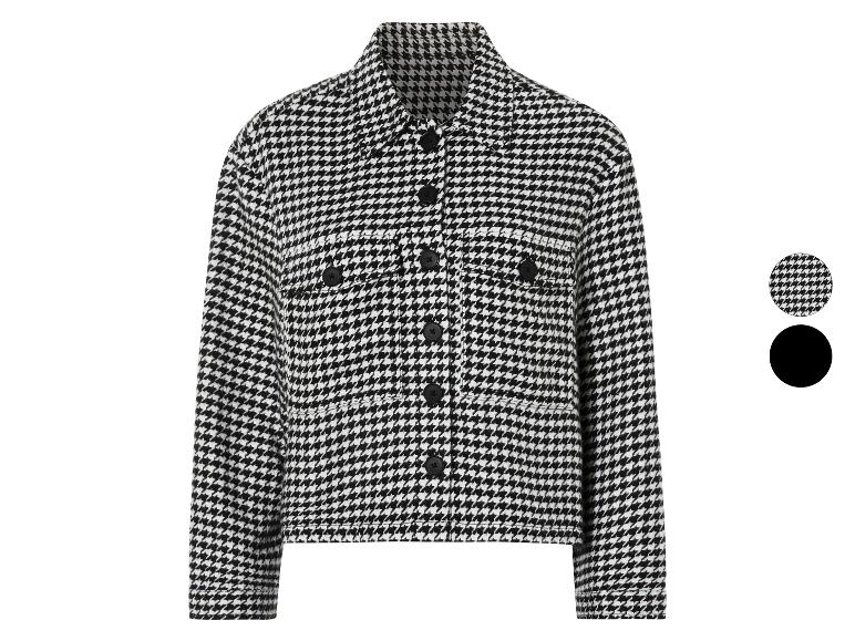 Een zwart-wit geblokt jack met knopen