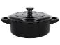 Zwarte gietijzeren pan met deksel.