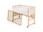 Houten wieg met afneembare zijkant en wit beddengoed met sterren