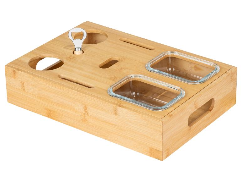 Bamboe serveerblad met flesopener en twee glazen schaaltjes.