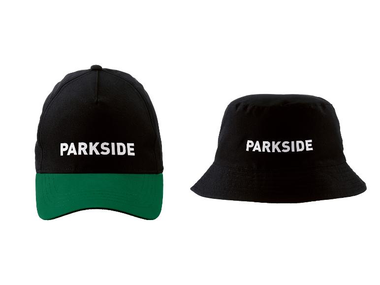 Twee zwarte Parksde petten, een baseballpet en een bucket hat.