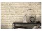Muur met beige steenpatroonbehang, zwarte plank met boeken en decoratieve items.
