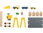 Houten en plastic speelgoedset met voertuigen, figuren en bouwaccessoires.