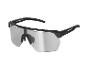 Zwarte sportbril met grijze glazen.