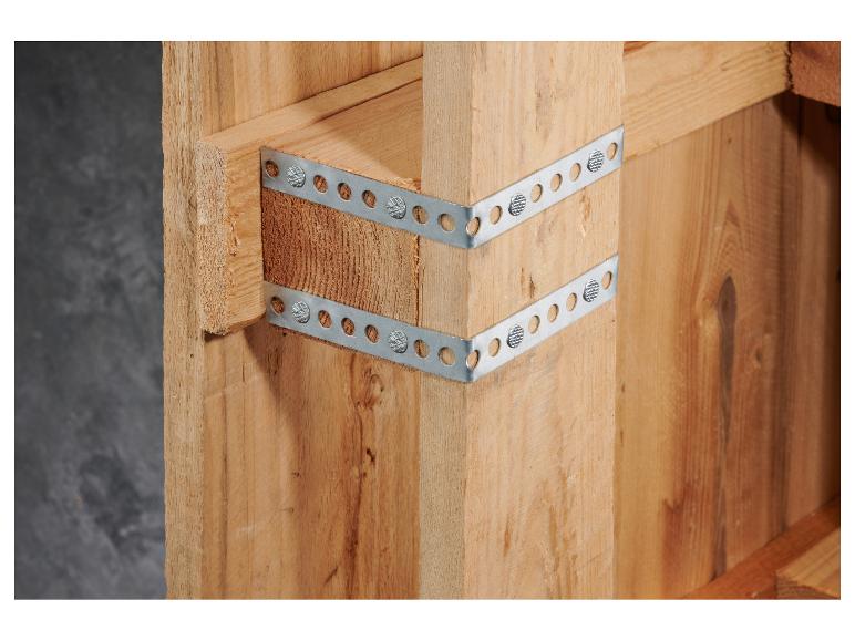 Twee metalen hoekbeugels met spijkers bevestigd aan houten balken.