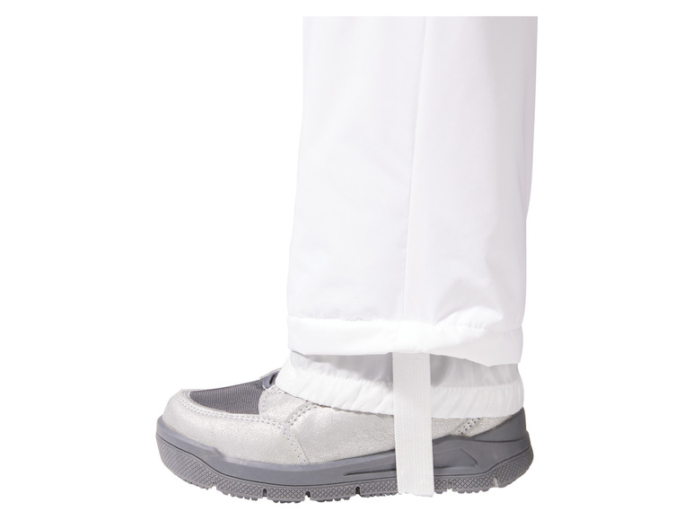 Witte broek met elastische band onderaan, bij een zilveren schoen.