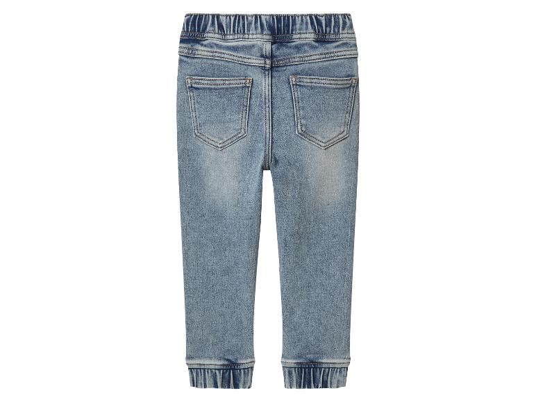 Achterkant van een lichtblauwe denim jogger met elastische tailleband en enkels