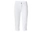 Witte capribroek voor dames met zakken en knoop.