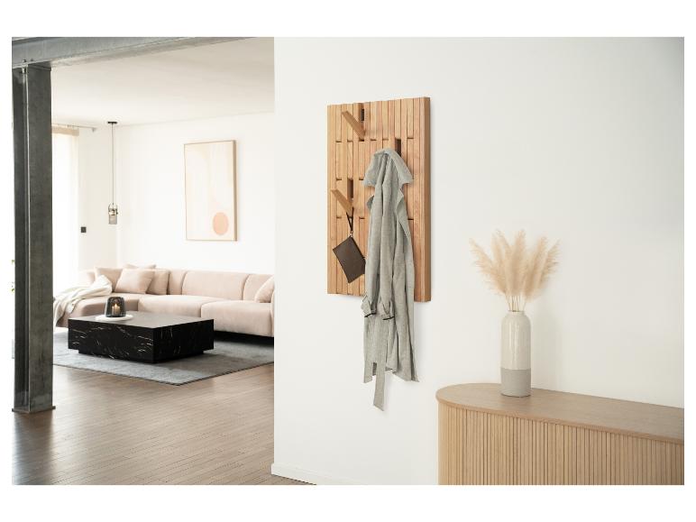 Houten kapstok met grijze badjas en tasje in een moderne hal