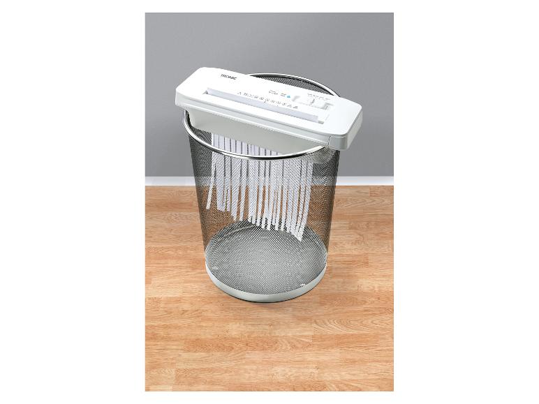 TRONIC papierversnipperaar op een metalen prullenbak, versnipperd papier valt erin.