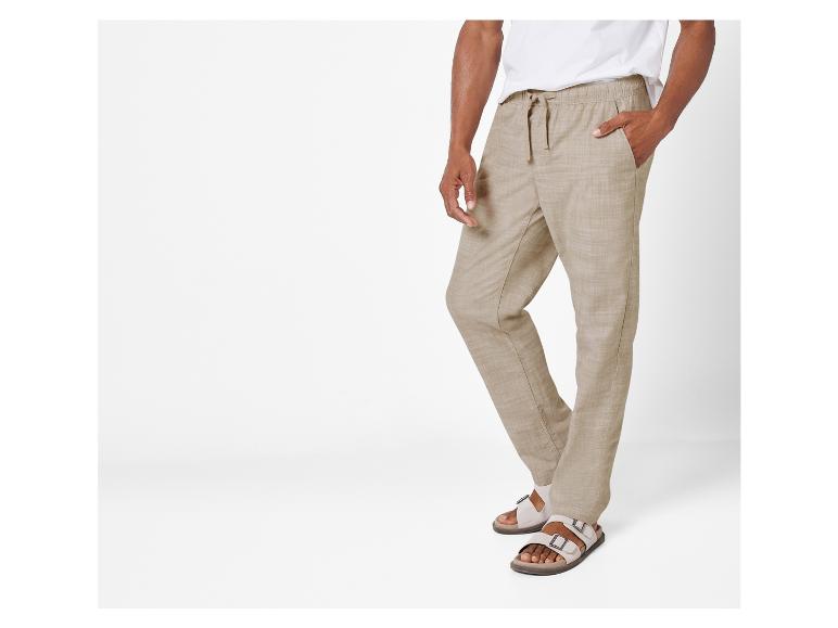 Beige broek met een elastische tailleband en sandalen.