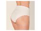Vrouw draagt lichtbeige hoge tailleslip, zijaanzicht.