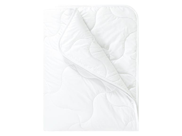 Witte, gewatteerde deken.