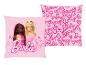 Roze Barbie kussen met twee poppen en Barbie logo patroon.