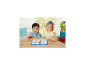 Twee kinderen spelen met kralen aan een houten tafel, maken dierenfiguren.