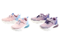 Twee paar kindersneakers in pasteltinten.