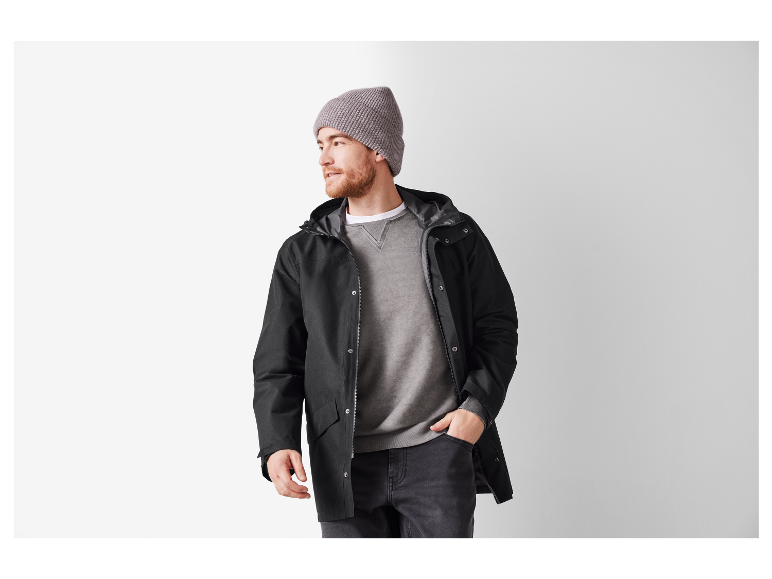 Man in grijze beanie en zwarte jas.