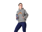 Vrouw in grijze hoodie en blauwe legging, met een waterfles.