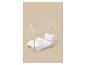 Huisvormig bedframe met wit beddengoed met een delicaat bloemenpatroon