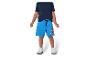 Jongen in een marineblauw T-shirt en blauwe shorts met Spider-Man print.