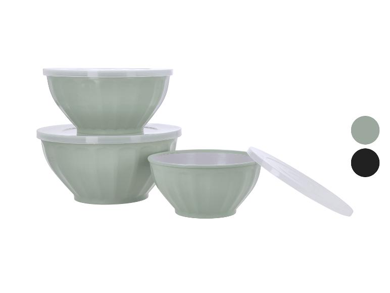 Set van drie lichtgroene voorbereidingskommen met witte deksels, één deksel is verwijderd.