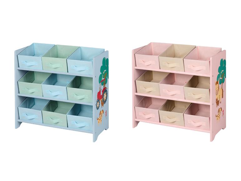 Twee kinderopbergmeubels met kleurrijke bakken, één blauw met boerderijdieren, één roze met bosdieren.