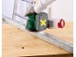 Draadloze excenterschuurmachine met stofzak schuurt een metalen balk op een houten werkbank.
