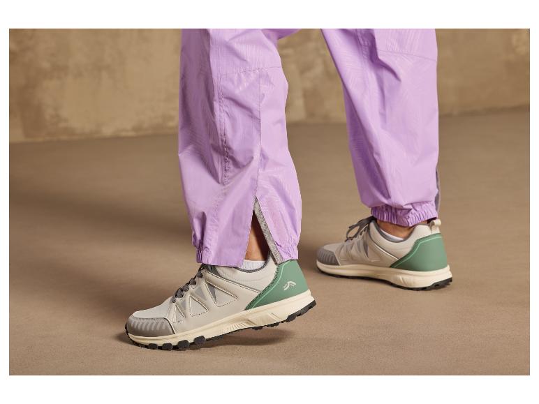 Beige sneakers met groene details en lichtpaarse broek.