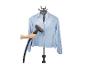Kledingstomer strijkt een blauw overhemd op een hanger glad.